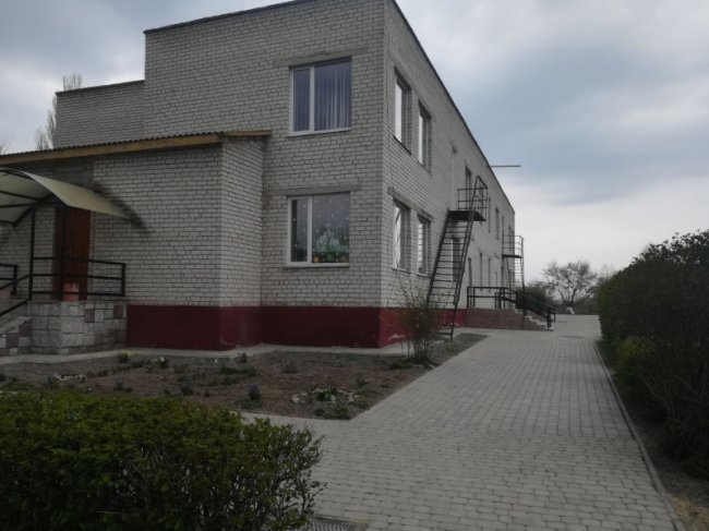 Пішохідні доріжки на території дитсадка у селі неподалік Луцька не ремонтували більше 30 років. ФОТО