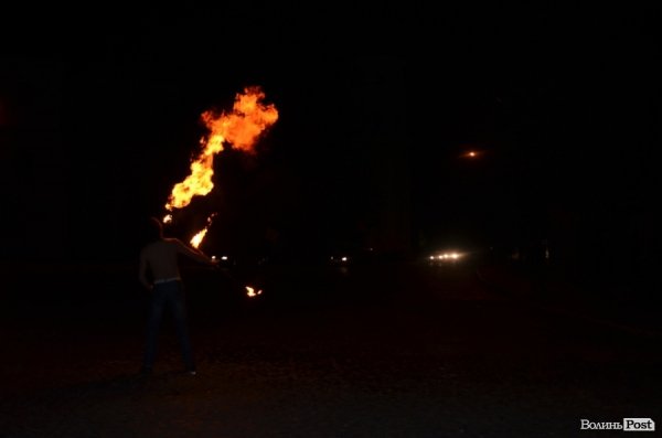 Автомайдан у Луцьку зустрічали вогняним шоу. ФОТО