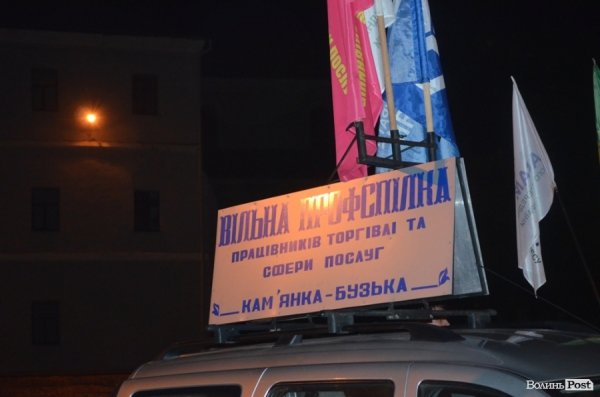 Автомайдан у Луцьку зустрічали вогняним шоу. ФОТО