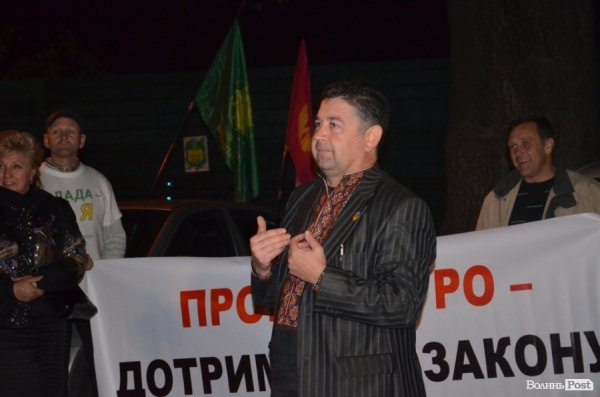 Автомайдан у Луцьку зустрічали вогняним шоу. ФОТО