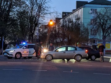 У центрі Володимира-Волинського зіткнулися два легковики. ФОТО