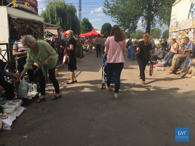 У містечку на Волині поліція «розігнала» стихійний ринок. ФОТО