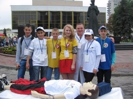 На Театральному майдані лучан навчали правил безпеки та проводили експерименти. ФОТО