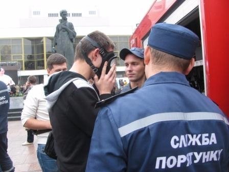 На Театральному майдані лучан навчали правил безпеки та проводили експерименти. ФОТО