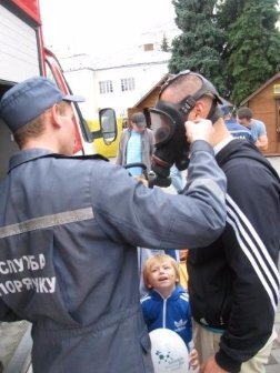 На Театральному майдані лучан навчали правил безпеки та проводили експерименти. ФОТО