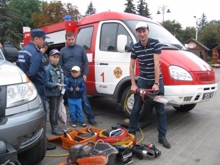 На Театральному майдані лучан навчали правил безпеки та проводили експерименти. ФОТО