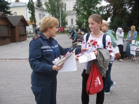 На Театральному майдані лучан навчали правил безпеки та проводили експерименти. ФОТО