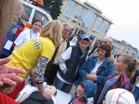 На Театральному майдані лучан навчали правил безпеки та проводили експерименти. ФОТО