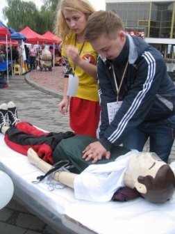 На Театральному майдані лучан навчали правил безпеки та проводили експерименти. ФОТО