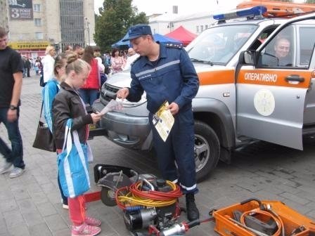 На Театральному майдані лучан навчали правил безпеки та проводили експерименти. ФОТО