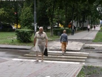 Ніби прокляте місце: лучани скаржаться на небезпечну пішохідну доріжку. ВІДЕО