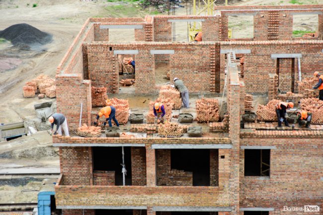 У Луцьку продовжують зводити яскраві оселі у ЖК «Caramel Residence». ФОТО*