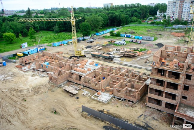 У Луцьку продовжують зводити яскраві оселі у ЖК «Caramel Residence». ФОТО*