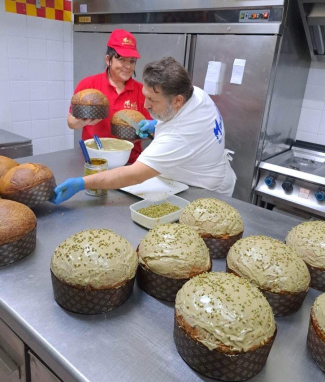 Волинянка в Італії частує місцевих випічкою із сімейної кондитерської. ФОТО