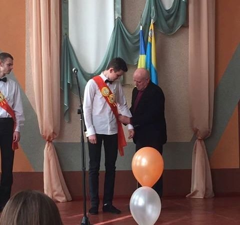 На Волині посвята у ліцеїсти пройшла під прапором з фронту, який подарували бійці АТО