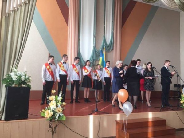 На Волині посвята у ліцеїсти пройшла під прапором з фронту, який подарували бійці АТО