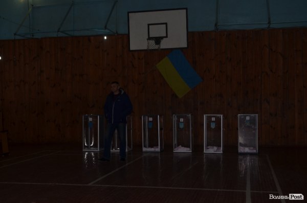 Вибори у Луцьку: до обіду спостерігали невисоку явку виборців. ФОТО