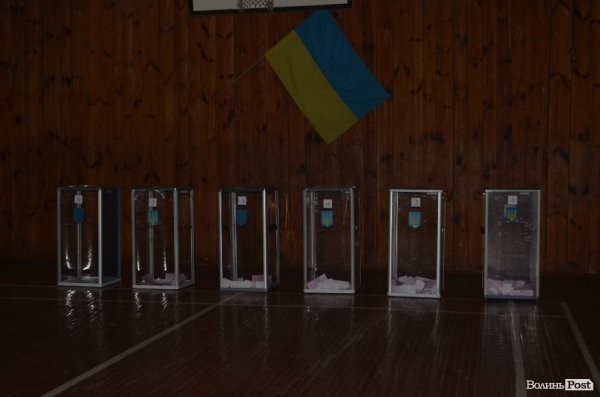 Вибори у Луцьку: до обіду спостерігали невисоку явку виборців. ФОТО