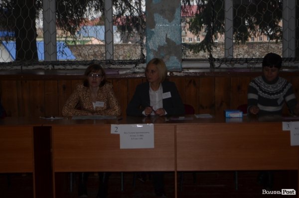 Вибори у Луцьку: до обіду спостерігали невисоку явку виборців. ФОТО