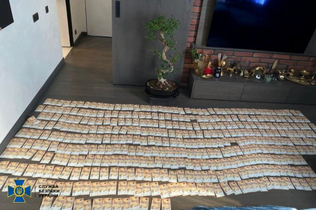 «Допомагали» військовозобов’язаним виїхати з України: СБУ викрила чиновницю Львівської міськради та її спільників