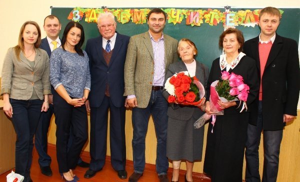 «Наша надія – на таких людей, як Петро Порошенко та Роман Іванюк» – луцька вчителька*