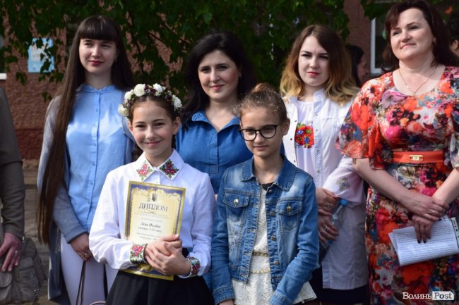 Емоції від драйву до сліз: останній дзвоник у луцькій школі №25. ФОТО