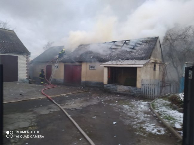 У місті на Волині підтоплює подвір'я: рятувальники відкачували воду