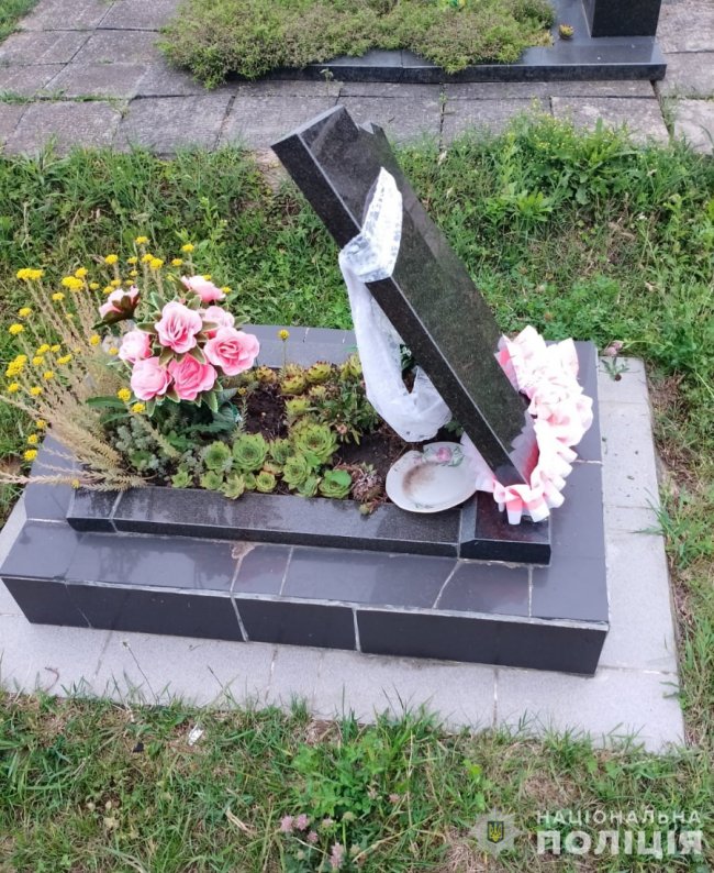 Наруга над могилами у Луцькому районі: є підозрюваний