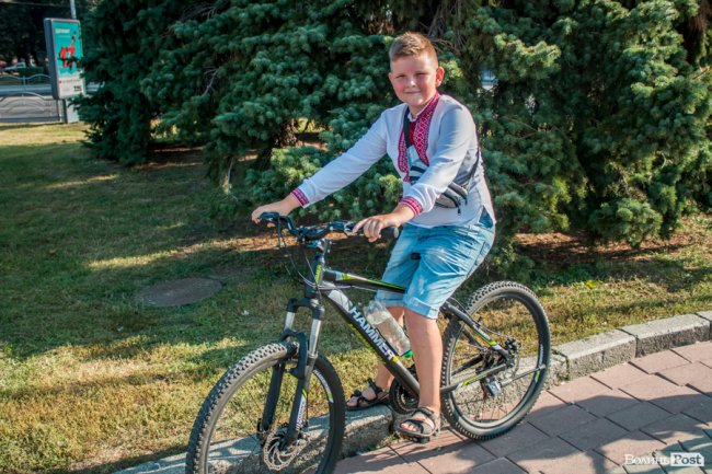 Усміхнені та у вишиванках: лучани розпочали святкування Дня Незалежності велопробігом. ФОТО