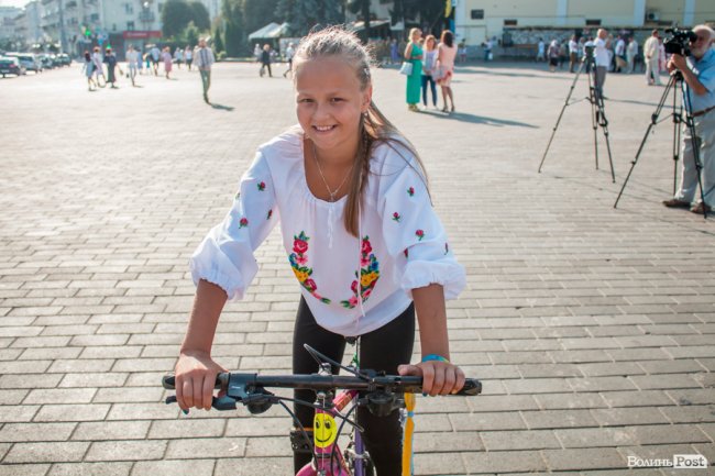 Усміхнені та у вишиванках: лучани розпочали святкування Дня Незалежності велопробігом. ФОТО