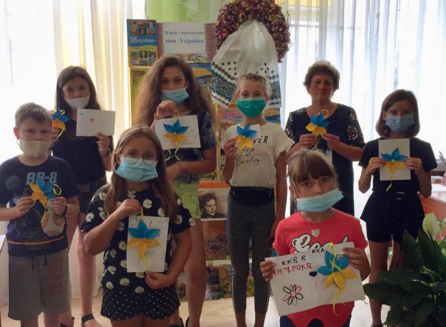 Волинські школярі підготували патріотичні сувеніри для бійців, які на передовій. ФОТО