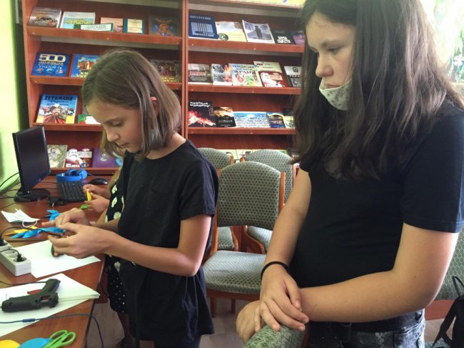 Волинські школярі підготували патріотичні сувеніри для бійців, які на передовій. ФОТО