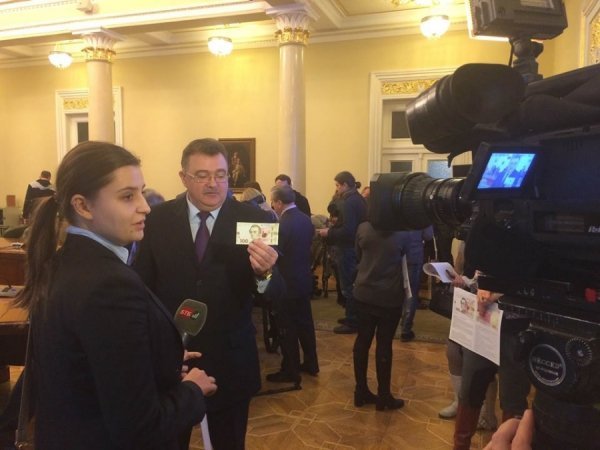 У Нацбанку показали, як виглядають нові 100 гривень. ФОТО