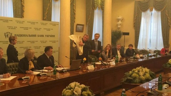 У Нацбанку показали, як виглядають нові 100 гривень. ФОТО