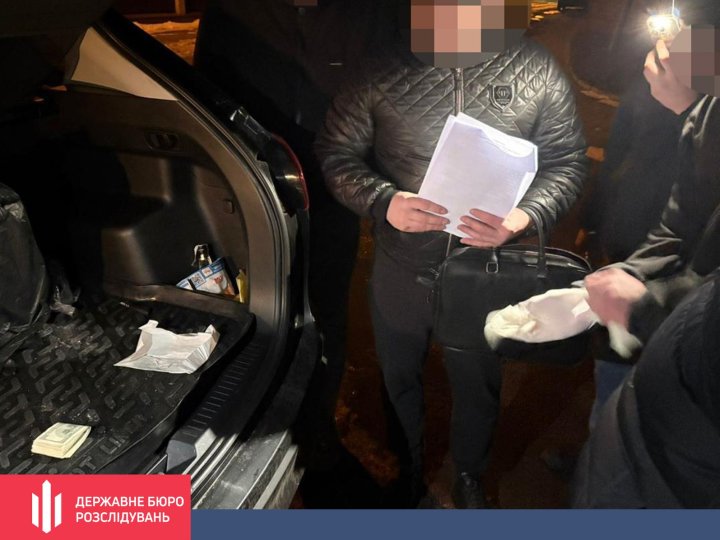 На Волині керівник Держпродспоживслужби вимагав у підприємця 2 тисячі доларів хабаря