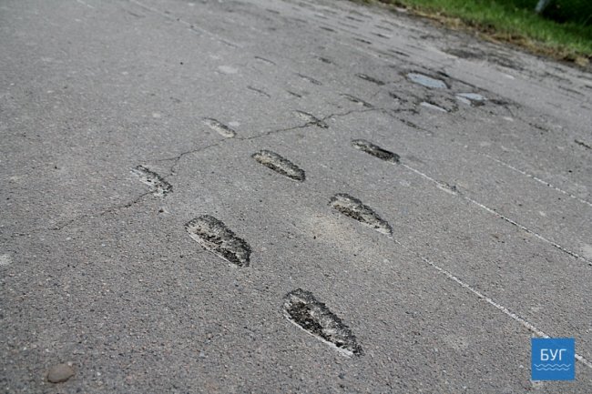 У селі на Волині трактор пошкодив майже півкілометра дороги. ФОТО