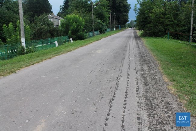 У селі на Волині трактор пошкодив майже півкілометра дороги. ФОТО