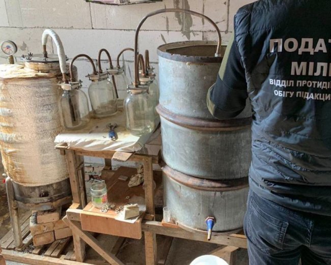 Поблизу Луцька «бізнесмен» організував підпільний цех фальсифікованого алкоголю.ФОТО