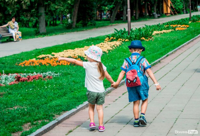 Усмішки малечі та бризки водограю: літній день у Луцьку. ФОТО
