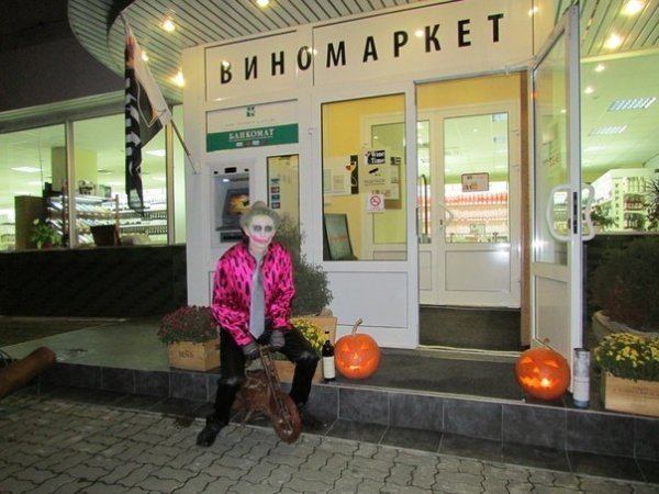 Хелловін у Луцьку: Ку-Клукс-Клан, мерці та тварини. ФОТО