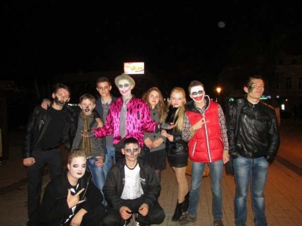 Хелловін у Луцьку: Ку-Клукс-Клан, мерці та тварини. ФОТО