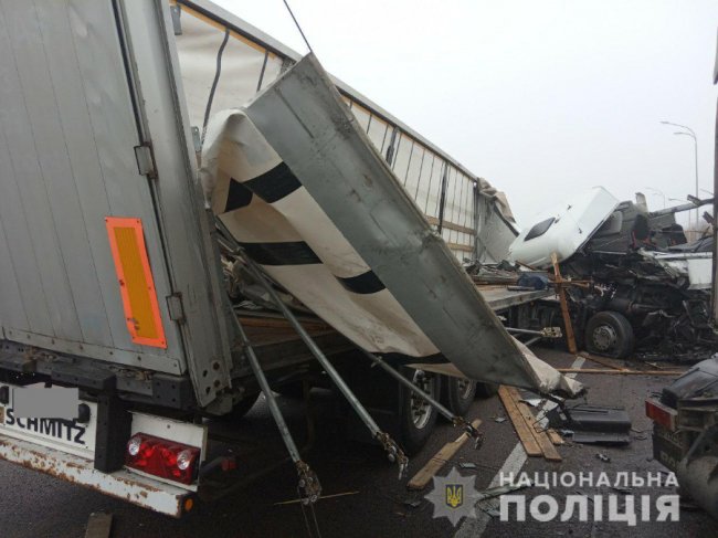 Через туман на Рівненщині зіткнулись дві фури. ФОТО