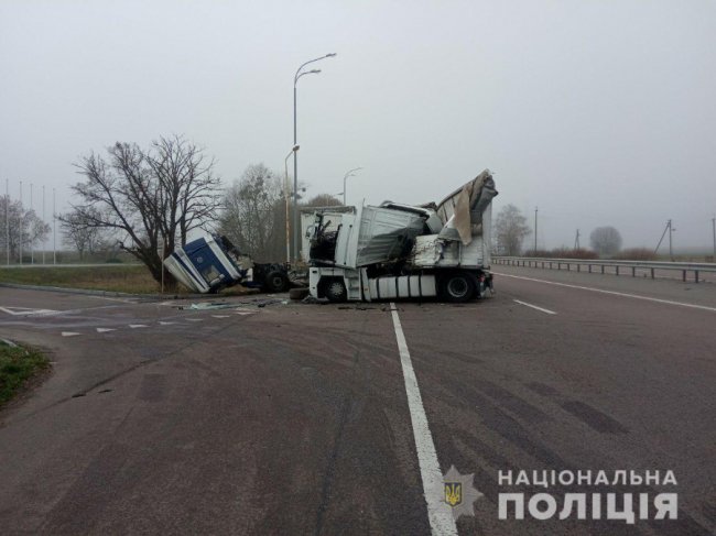 Через туман на Рівненщині зіткнулись дві фури. ФОТО