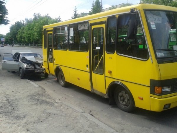 У Луцьку легковик врізався в маршрутку. ФОТО