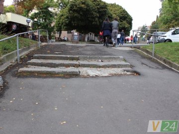 У Луцьку просять відремонтувати сходи до центрального пляжу