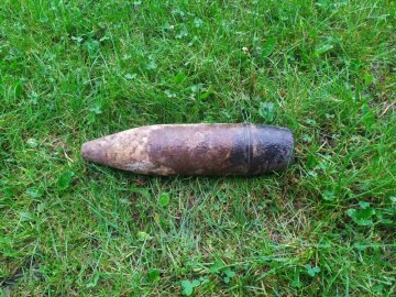 На Волині фермер під час переорювання поля знайшов небезпечну знахідку