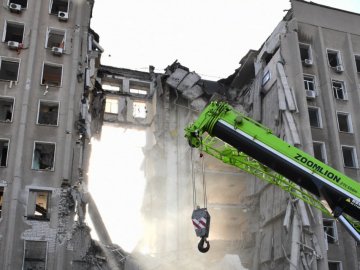 Бомбардування ОДА в Миколаєві: 7 осіб загинули, 22 постраждали. ФОТО