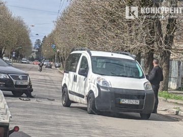 Біля школи в Луцьку не розминулися «Фіат» і «Фольксваген»