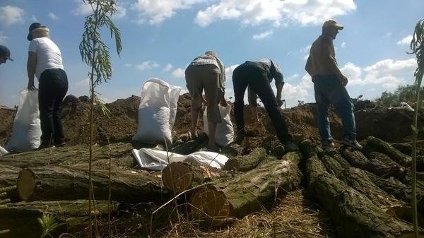 Маріупольці готуються обороняти місто. ФОТО