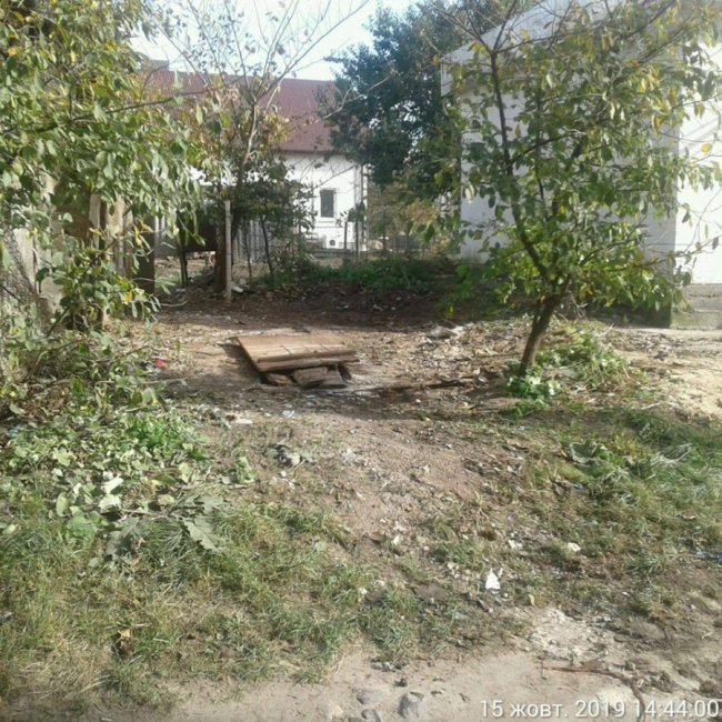У Луцьку знесли занедбаний сарай, який люди перетворили на сміттєзвалище. ФОТО